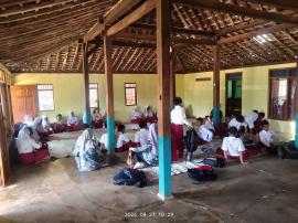 Pembelajaran Luar Ruangan, Siswa Kelas V SD N Tepus IV Kunjungi Tempat Produksi Tempe